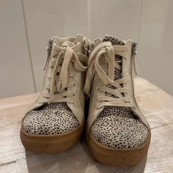 Universal Thread Cream and Orange Sneakers - Picture 6 of 8